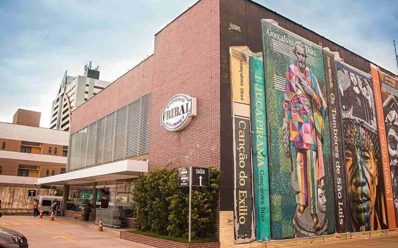 Fachada do Empório Fribal Gourmet com mural de Eduardo Kobra.