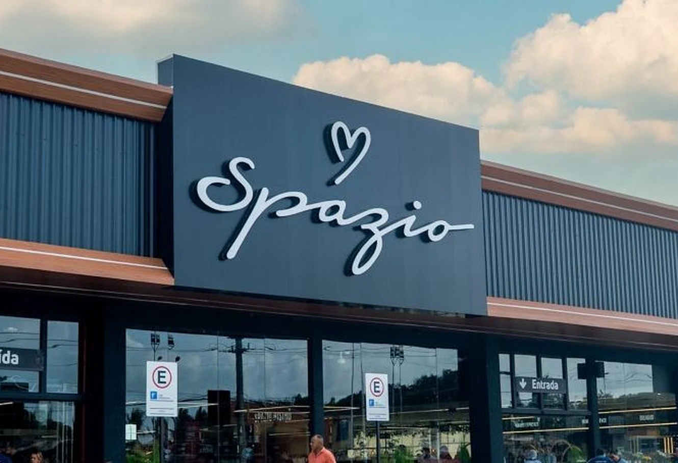 Fachada do Spazio com o letreiro da marca acima da entrada.