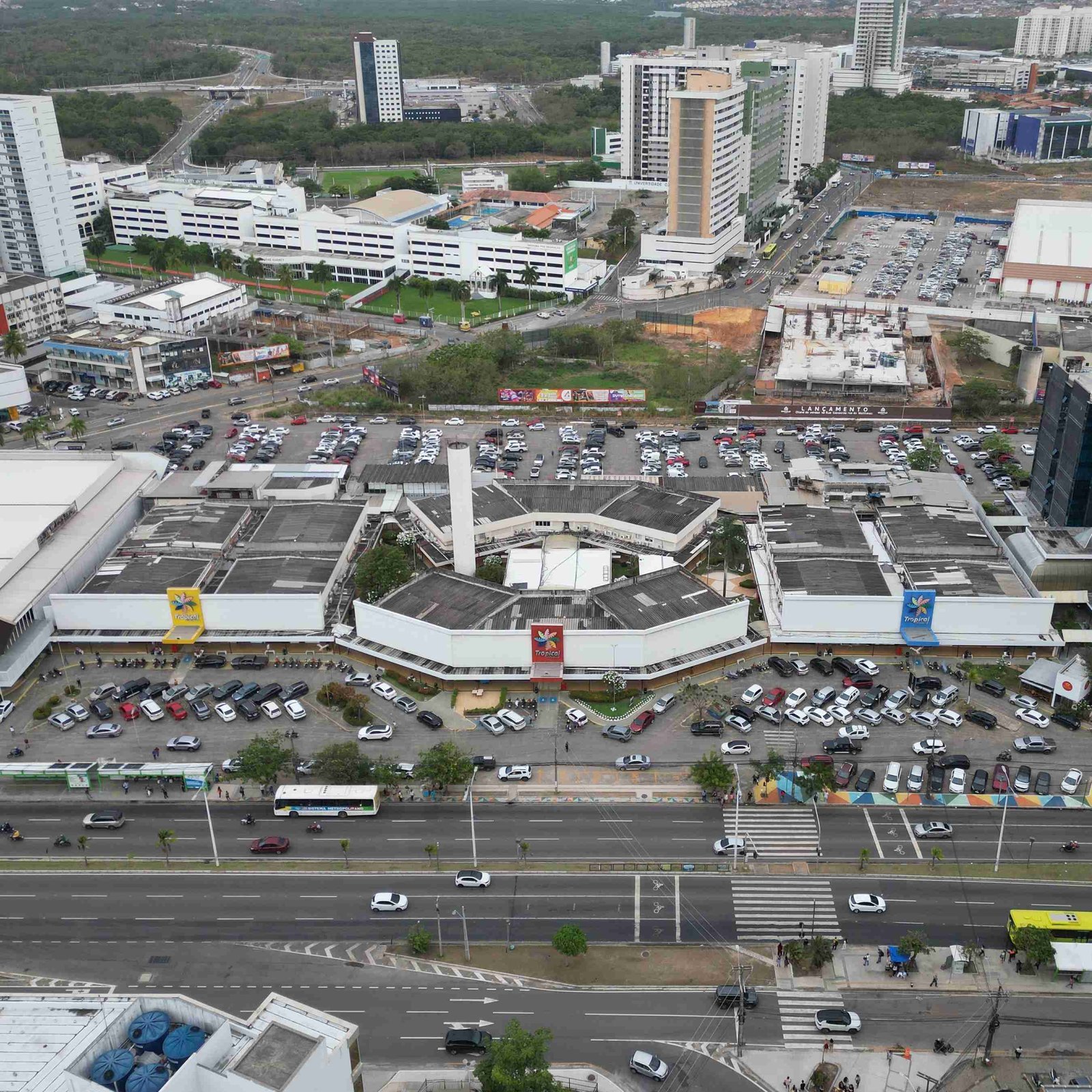 Vista aérea do Tropical Shopping e do entorno em São Luís.